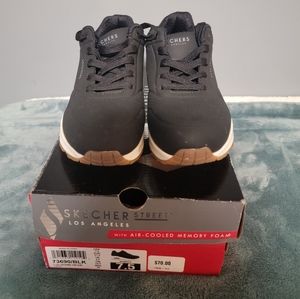 Sketchers stand on air